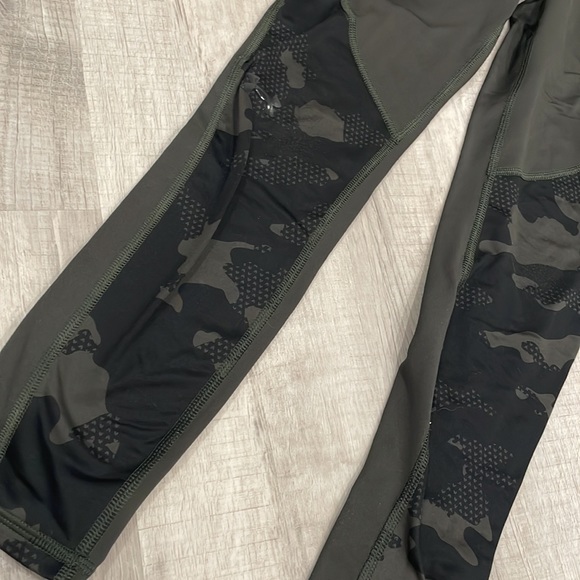 UNDER ARMOUR - CAMO LEGGINGS - POCKETS - SMALL - Picture 2 of 4